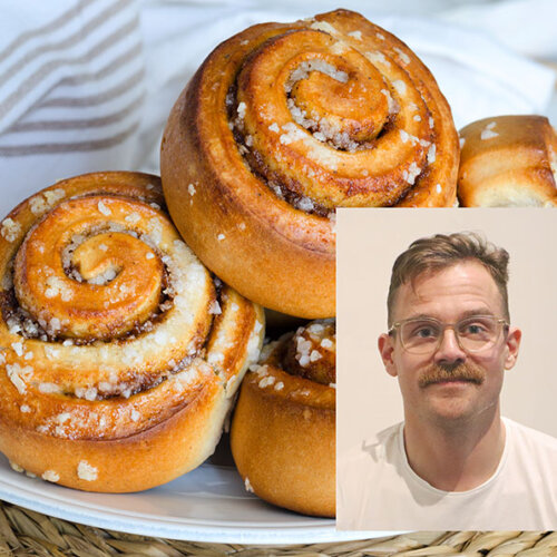 En bild på Jovan framför en bild på ett fat med kanelbullar.