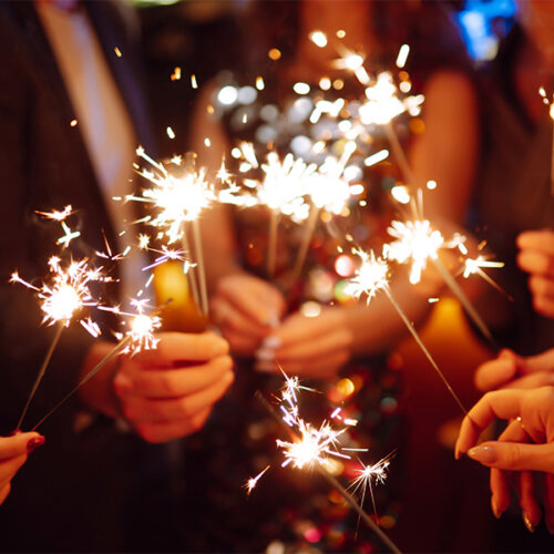 Händer som håller i tomtebloss.