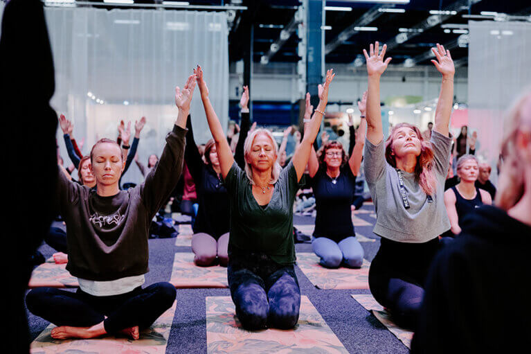 En grupp som gör yoga tillsammans.