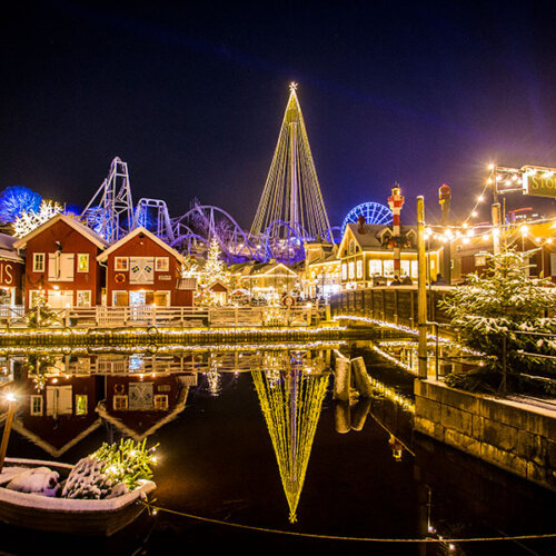 Ett julpyntat Liseberg med åkattraktioner i bakgrunden.