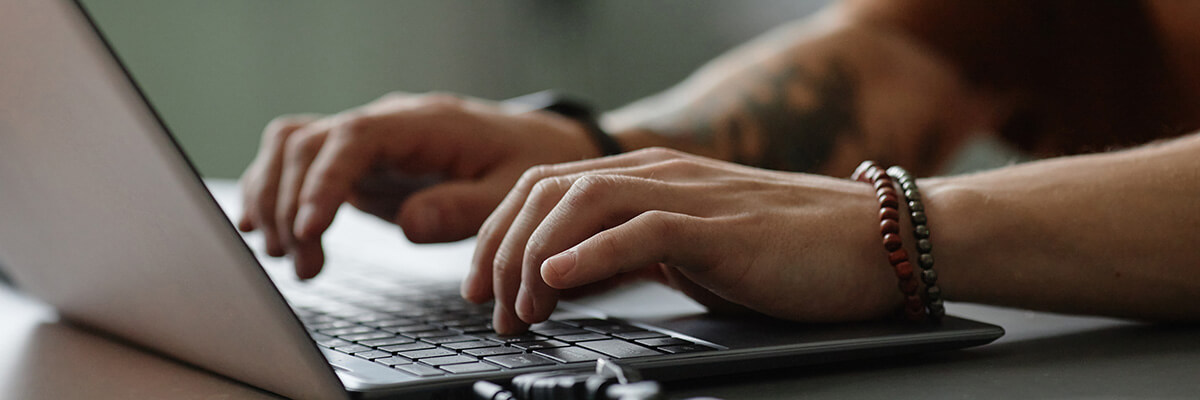 Händer som skriver på ett tangentbord.