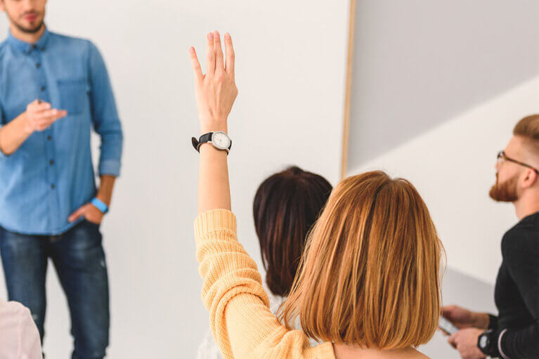 En person räcker upp handen för att begära ordet.