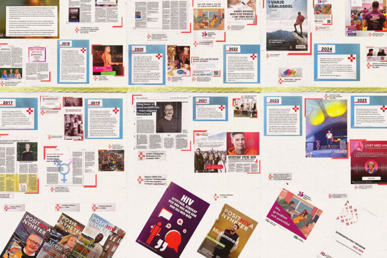 Bilder och texter utspridda över en vägg.