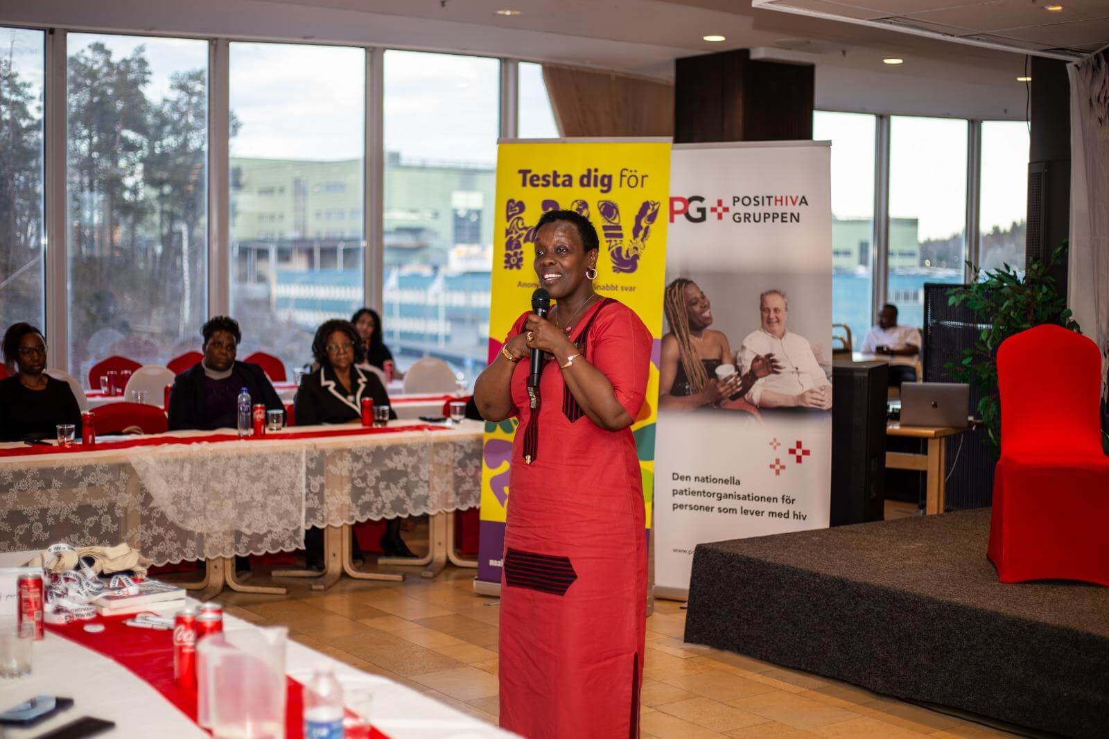 Rwandas ambassadör talar på eventet.