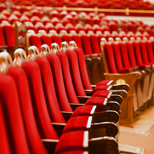 Sittplatser i rött på en teater.