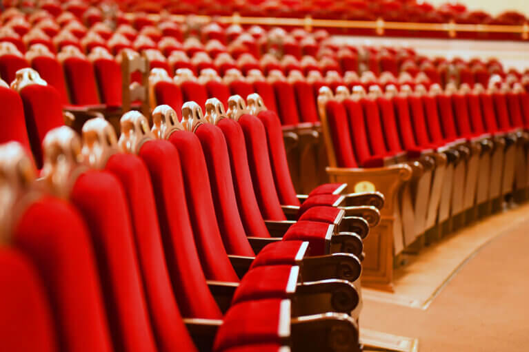 Sittplatser i rött på en teater.